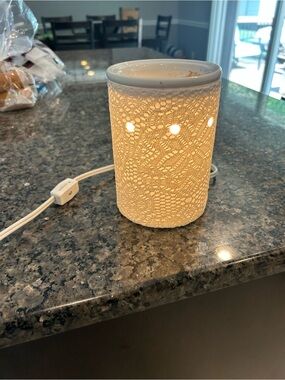 Scentsy White Lace Ceramic Electric Warmer